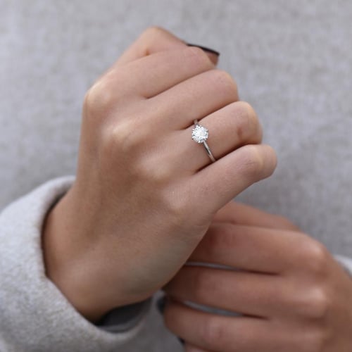 Goldener Verlobungsring mit Moissanit Mala
