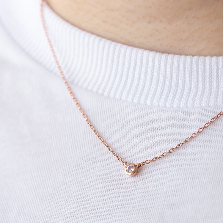 Silberne minimalistische Kette mit einem Mondstein Glosie 125149