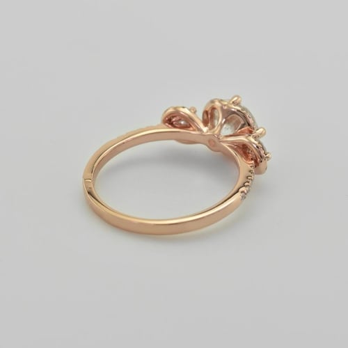 Goldener Verlobungsring mit Diamanten Wirk