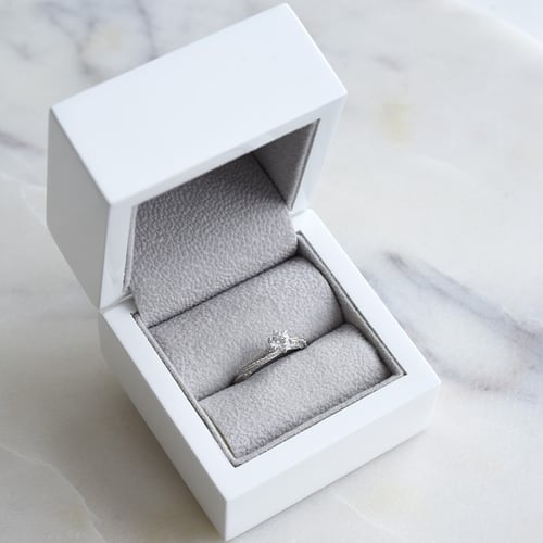 Verlobungsring mit seitlichen Diamanten Avihu