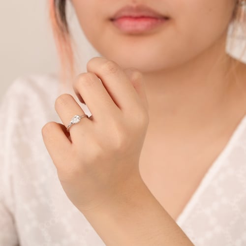 Verlobungsring mit einem tropfenförmigen Halblünette Lab Grown Diamanten Timarete
