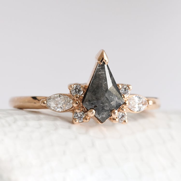 Verlobungsring mit einem grauen Salt and Pepper Diamanten in Kite-Form Isabela 117561