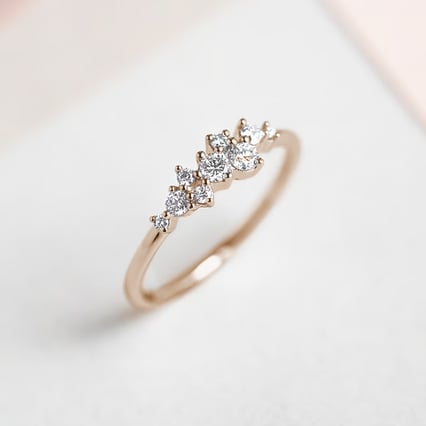 Cluster-Ring aus Gold in Haselnussfarbe mit Moissaniten Isolde