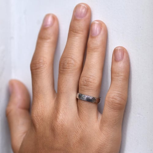 Exklusive Trauringe aus Gold mit Fingerabdruck Hiale