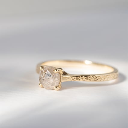 Goldener von Hand gravierter Ring mit einem Salt and Pepper Diamanten Aldora
