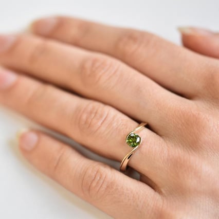 Goldener Verlobungsring mit grünem Diamant Yadu