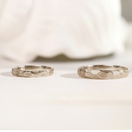 Gehämmerte Trauringe mit gebürsteter Oberfläche aus aus Haselnussgold Vedette