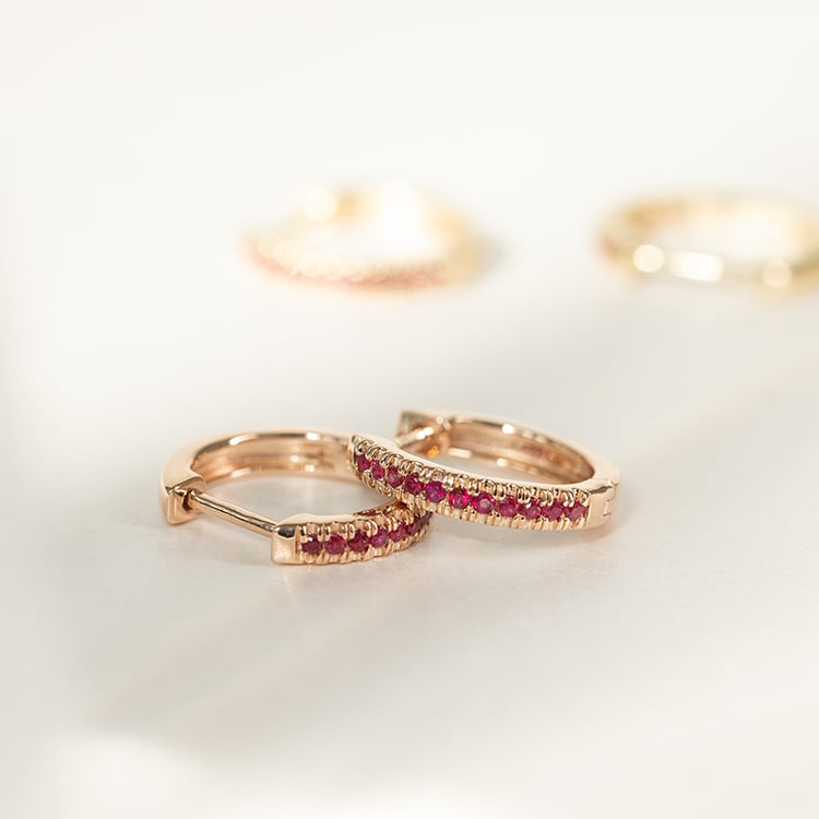 Elegante runde Ohrringe mit Rubinen Gomati 135696