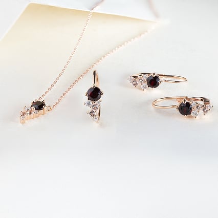 Set aus Cluster Schmuck mit böhmischen Granaten, Morganiten und Moissaniten Ester