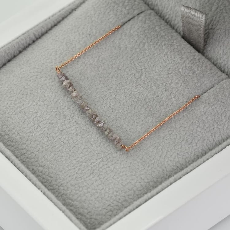 Goldener Choker mit rosa ungeschliffenen Diamanten Wandalee 38649