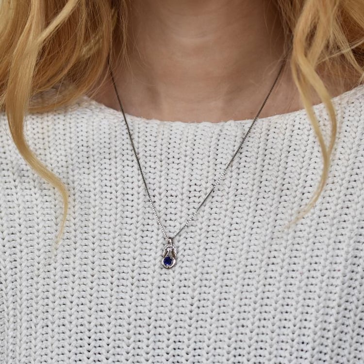 Silberanhänger aus der Kollektion mit Saphiren auf dem Hals 14709