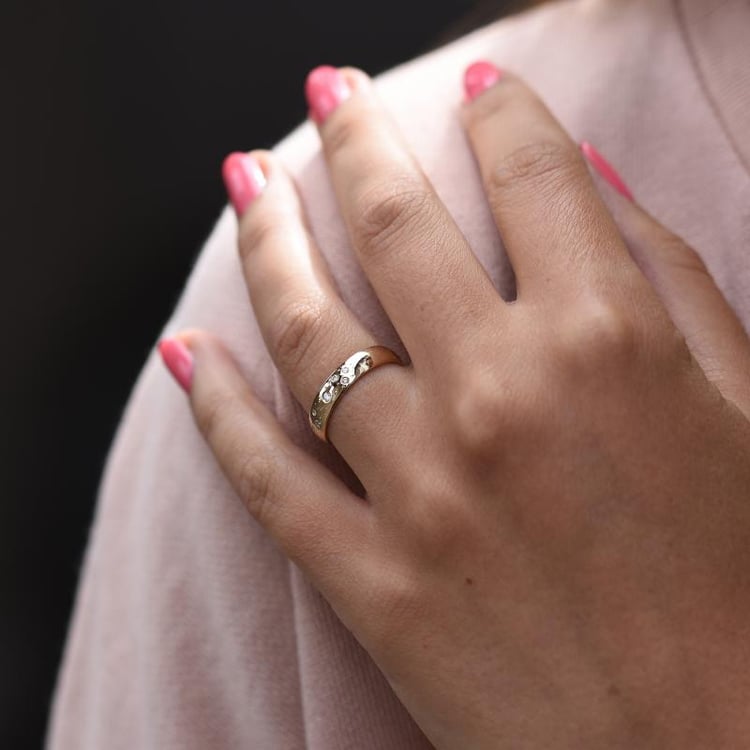 Zarter goldener Ring mit Diamanten Stephania 78936