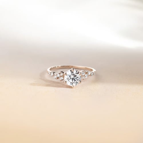 Verlobungsring aus Gold in Haselnussfarbe mit Lab Grown Diamanten Carina