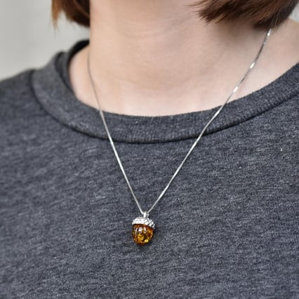 Silberner Anhänger mit Eichel aus Bernstein Hawa