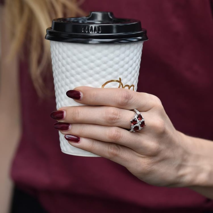 Silberring mit Granat und Zirkonia auf dem Finger 30436