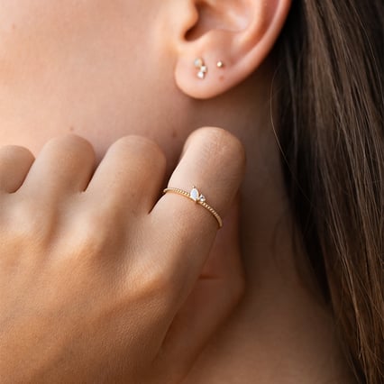 Goldener Ring mit Opal und Saphir Mariana