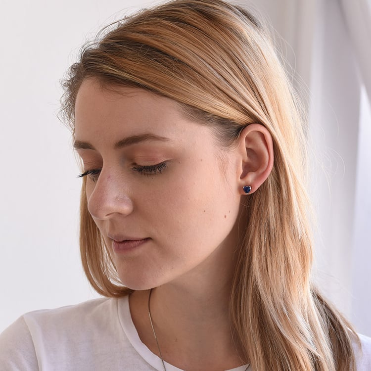 Silberohrringe mit dunkelblauen Saphirherzchen Ila 69136