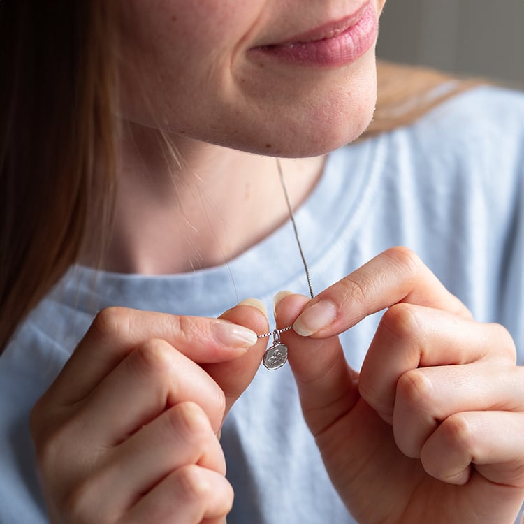 Silberner Anhänger mit dem Engelssymbol Raguel 140719
