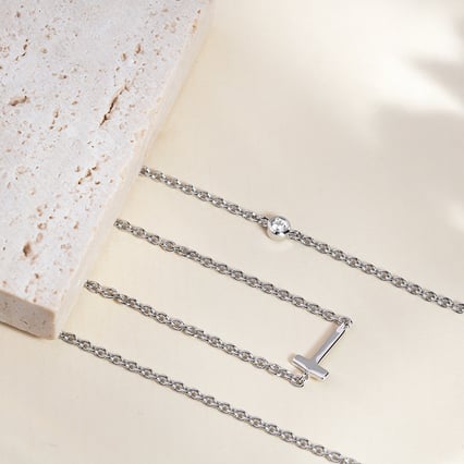 Silberne Halskette mit einem Buchstaben Ihrer Wahl und Lab Grown Diamanten Lupe