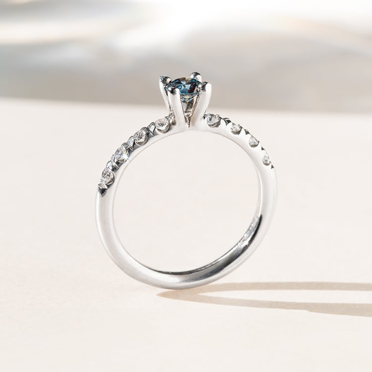 Verlobungsring mit einem IGI zertifizierten 0.36 ct blauen Lab Grown Diamanten Megha 140587