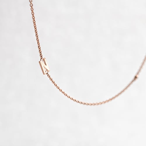 Silberne Halskette mit einem Buchstaben Ihrer Wahl und Lab Grown Diamanten Lupe