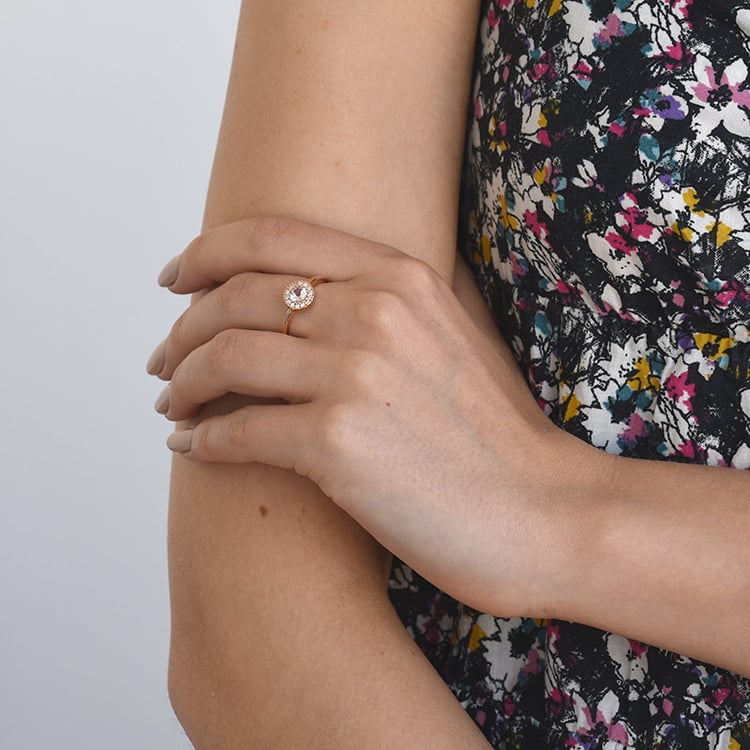 Dame mit Verlobungsring mit Morganit 70857