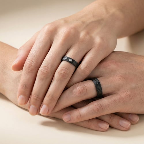 Flache Eheringe aus Carbon mit Diamant Rose