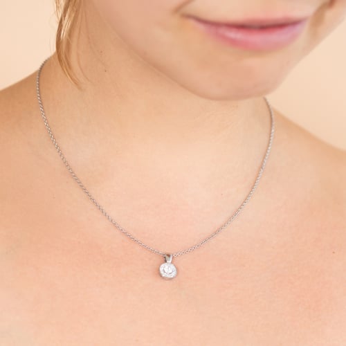 Halo-Anhänger mit Moissaniten und Diamanten Merryn