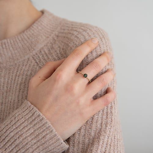 Ring mit einem grünen Turmalin und seitlichen Olivinen Imelda
