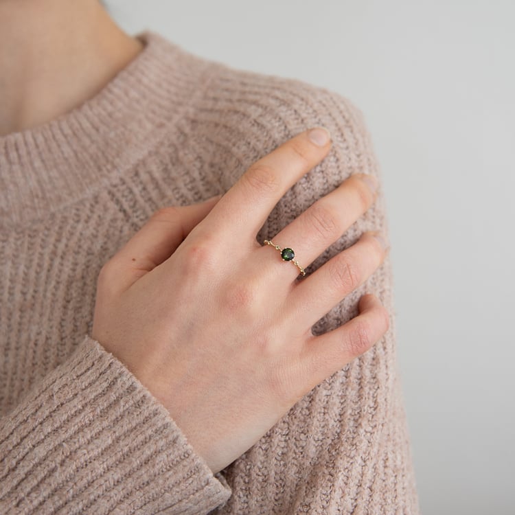 Ring mit einem grünen Turmalin und seitlichen Olivinen Imelda 124785