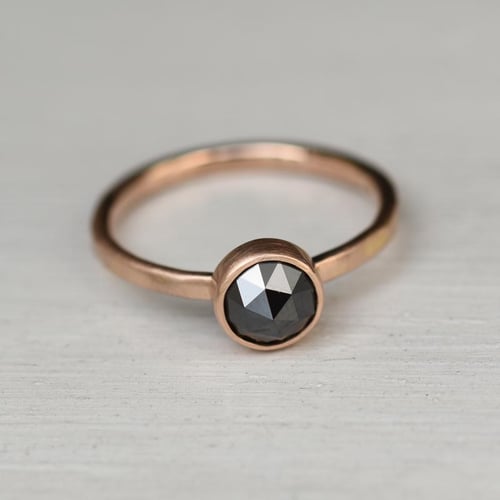Goldring mit schwarzem Rosenschliff-Diamant Cleve