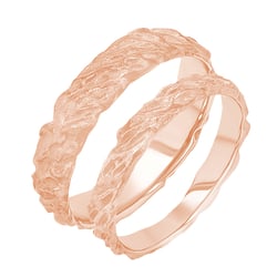 Goldene Eheringe mit unebener Oberfläche Zena