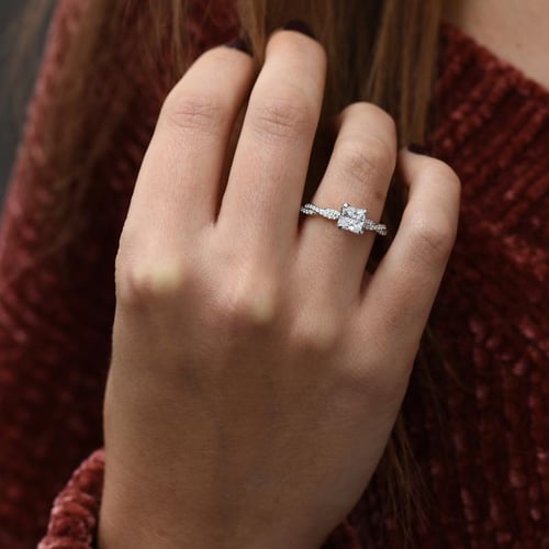 Goldener Verlobungsring mit Diamanten Boaz