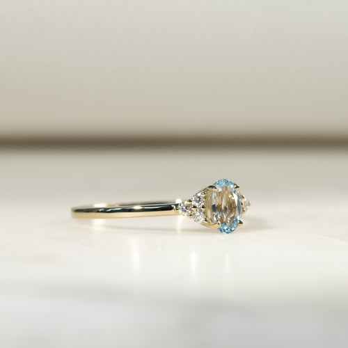 Eleganter Ring mit Aquamarin und Diamanten Sheldo