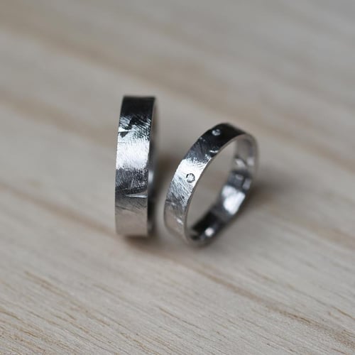 Unkonventionelle Trauringe mit Diamanten Alexis