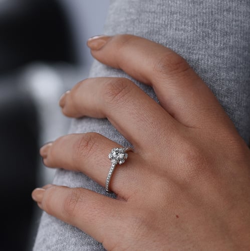 Verlobungsring mit Lab Grown Diamanten in Blumenform Katalin