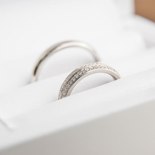 Schlichte Eheringe aus Gold mit Diamanten Sydell