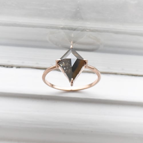 Minimalistischer Ring mit Salt and Pepper Diamanten Iban