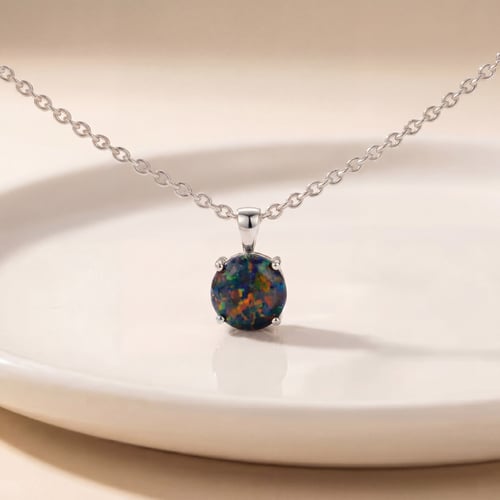 Schwarzer Opal im goldenen Anhänger Icy