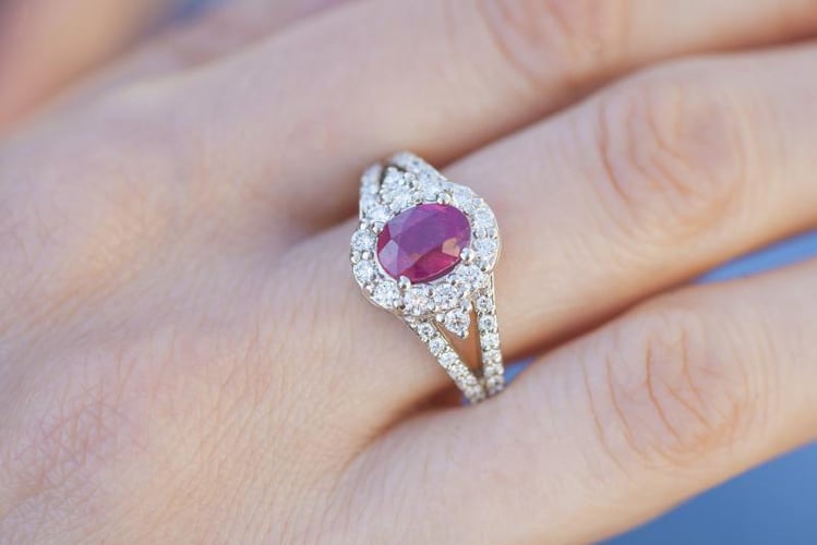 Luxuriöser goldener Ring mit einem Rubin und Diamanten Sajili