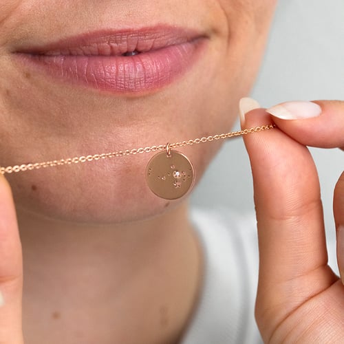 Goldener Anhänger mit Sternbild und Diamant Nyala
