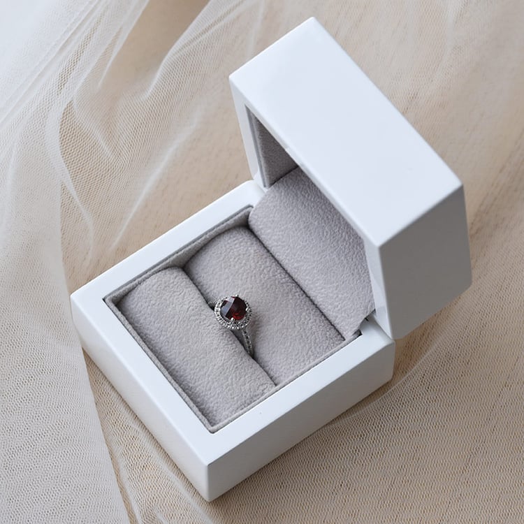 Goldener Ring im Halo-Stil mit Granat und weißen Topasen Maala 66437