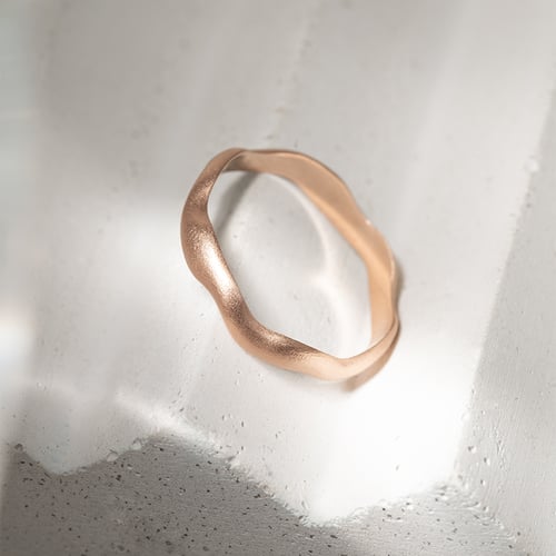 Wellenförmige Eheringe aus mattiertem Gold Keller