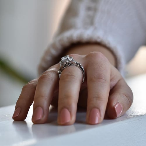 Verlobungsring mit Diamant im Halo-Stil Uviola