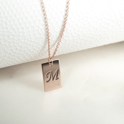 Goldener rechteckiger Anhänger mit Buchstabengravur und Diamant Sharron