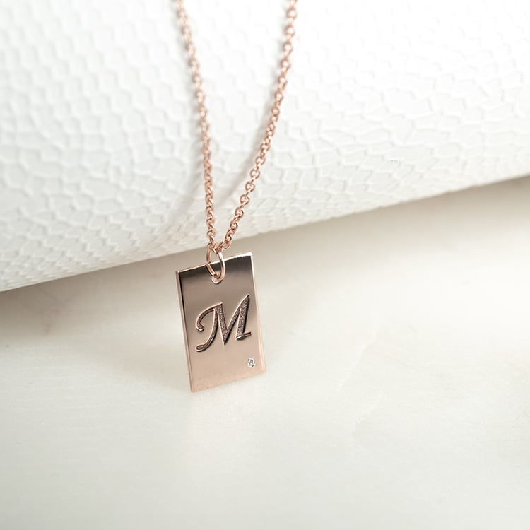 Goldener rechteckiger Anhänger mit Buchstabengravur und Diamant Sharron 133322