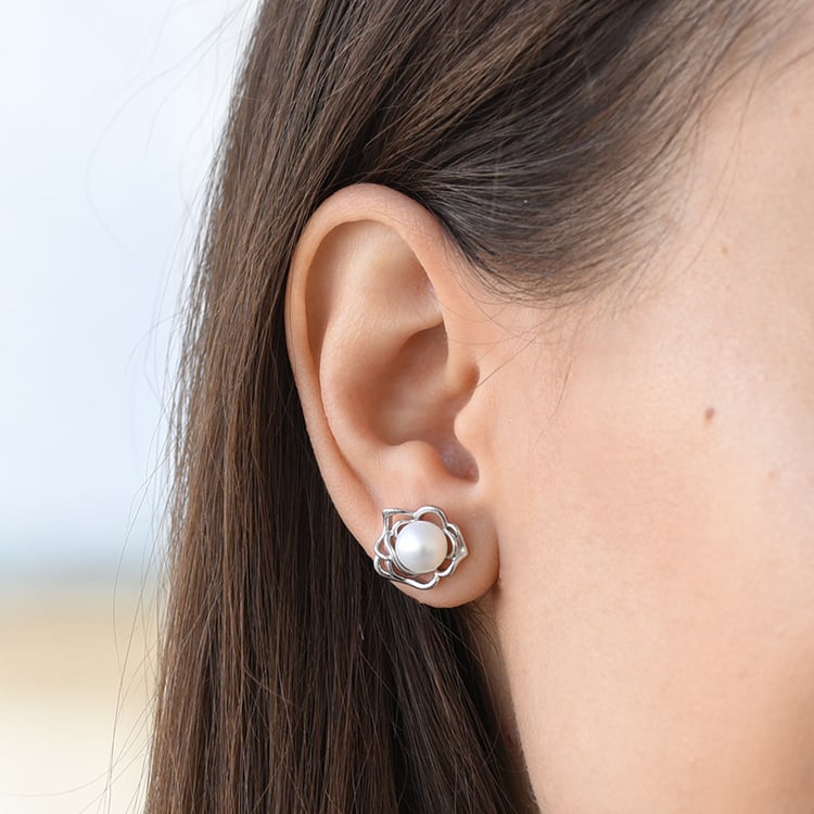 Silberne Ohrringe in Rosenform mit Perlen Crystin 78052