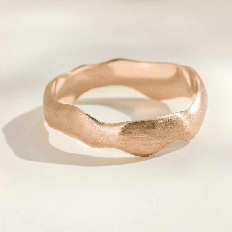 Unregelmäßige Eheringe aus Gold in Haselnussfarbe mit Diamanten Parnell 163739