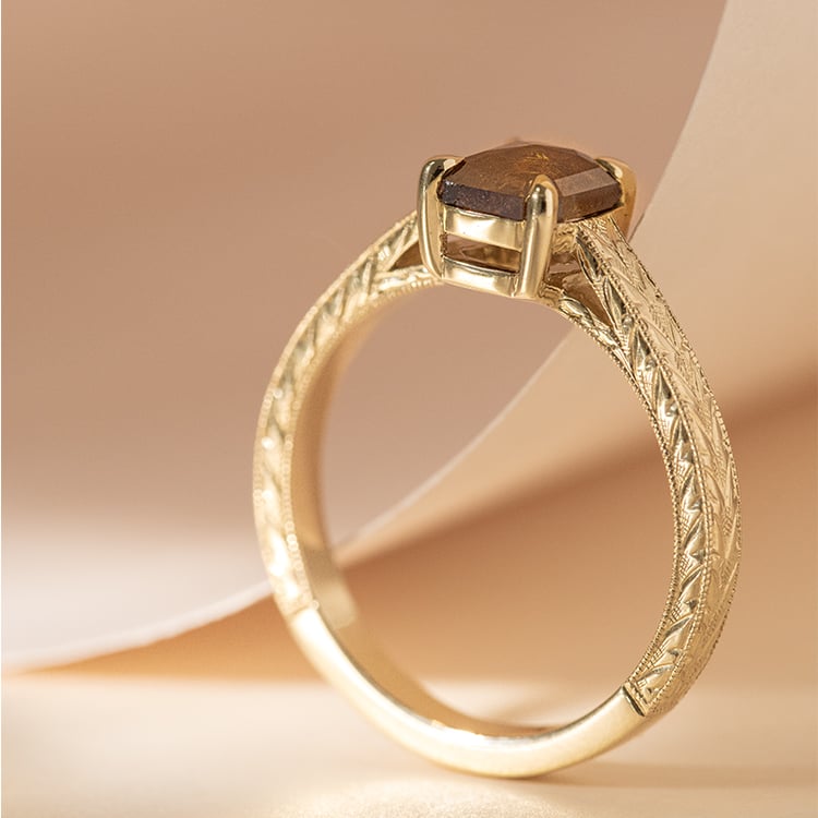 Von Hand gravierter Ring mit einem Salt and Pepper Diamanten in Emeraldschliff Arlena 120281