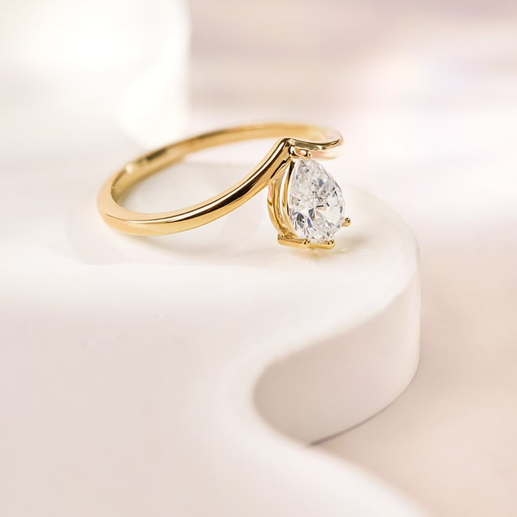 Verlobungsring mit tropfenförmigem Diamanten 155436